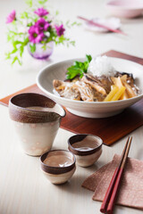 【日本酒と鯛のあら煮】旨みがたっぷり染み渡った鯛のあら煮を肴に愉しむ日本酒です。