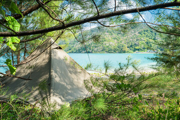 ソロキャンプ 無骨テント 野外 キャンプ風景 ティピーテント コピースペース 