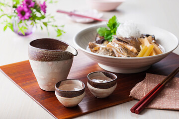 【日本酒と鯛のあら煮】旨みがたっぷり染み渡った鯛のあら煮を肴に愉しむ日本酒です。