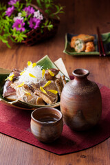 【日本酒と鯛のあら煮】旨みがたっぷり染み渡った鯛のあら煮を肴に愉しむ日本酒です。