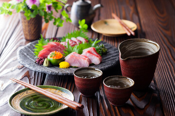 【日本酒とお刺身4点盛り】綺麗に盛り付けたお刺身と愉しむ日本酒のイメージです。