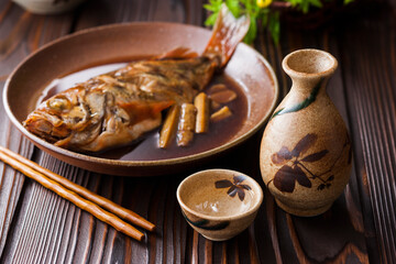 【日本酒とめばるの煮付け】旨味がたっぷり染み渡っためばるの煮付けを肴に愉しむ日本酒。