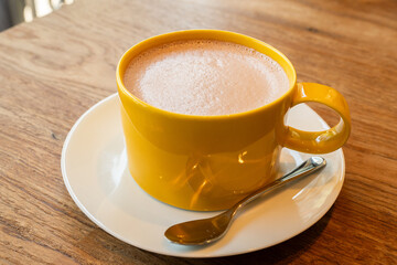 朝のカフェでいただくホットココア