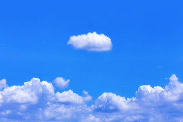Fototapeta premium 青空と白い雲センタースペース 