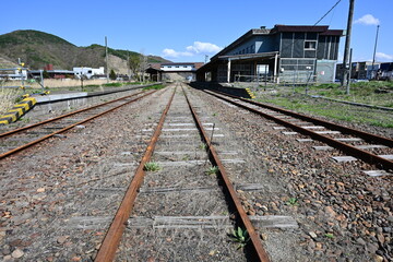 錆びたレールが伸びる廃線駅構内
