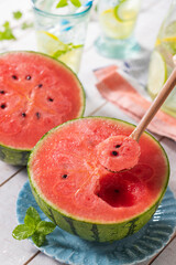 【小玉すいか】しっかり冷やした小玉すいか。真っ二つに切ったらスプーンで掘り起こすように食べていきます。夏の贅沢な楽しみ。