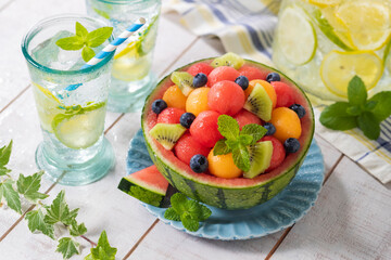 【スイカのカットフルーツ】こだまスイカの器に賑やかに盛付けたカットフルーツ。スイカ。メロン。キウイ。ブルーベリー。しっかり冷やして楽しみます。