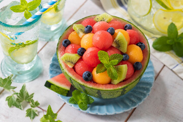 【スイカのカットフルーツ】こだまスイカの器に賑やかに盛付けたカットフルーツ。スイカ。メロン。キウイ。ブルーベリー。しっかり冷やして楽しみます。