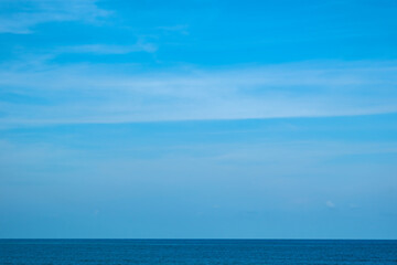 Obraz premium Nature of the ocean and blue sky Summer with sunshine, sandy beaches, clear blue waters sparkling against the blue sky. on an island with good ecology and environment Background for summer vacation