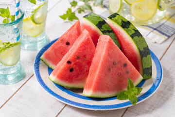 【すいか】涼しげなプレートに盛付けた西瓜。真夏の風物詩。