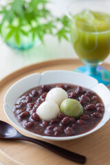 【白玉ぜんざい】甘く煮た小豆汁に白玉を入れて楽しむ白玉ぜんざい。