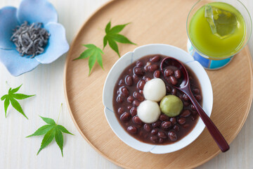 【白玉ぜんざい】甘く煮た小豆汁に白玉を入れて楽しむ白玉ぜんざい。
