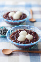 【白玉ぜんざい】甘く煮た小豆汁に白玉を入れて楽しむ白玉ぜんざい。