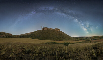 Fototapeta premium Panorámica arco de la vía láctea detrás de castillo en la noche