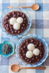 【白玉ぜんざい】甘く煮た小豆汁に白玉を入れて楽しむ白玉ぜんざい。