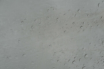 Gouttes de pluie sur une vitre – Plein cadre