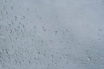 Gouttes de pluie sur une vitre – Plein cadre