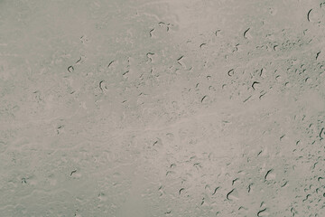 Gouttes de pluie sur une vitre – Plein cadre