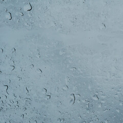 Gouttes de pluie sur une vitre – Plein cadre
