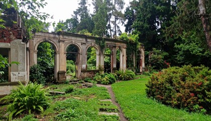 Obraz premium Stunning Ruined Botanical Garden Showcasing Natural Ecological Beauty