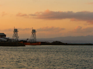 Fototapeta premium 夕焼けの港湾の風景