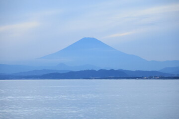 片瀬漁港西プロムナードから日没後に青みかかる富士山のある風景