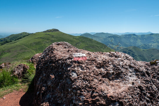 Rocha na montanha Autza em Fran&ccedil;a com uma marca&ccedil;&atilde;o para caminhantes e turistas, significando que est&atilde;o no caminho correto