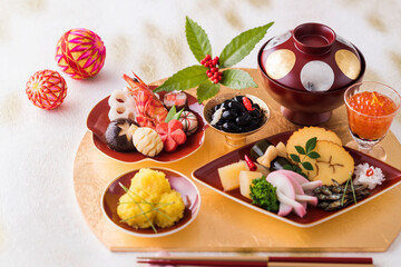 【おせち料理】新年をお祝いするお正月。食材ひとつひとつに健康や繁栄の願いが込められたおせち料理。車海老・くわい・椎茸・蓮根・京人参・鞠麩が入った海老と野菜のうま煮。数の子。昆布巻き。伊達巻。紅白蒲鉾。菊花かぶ。牛肉の紅白巻き。田作り。黒豆。いくら。栗きんとん。