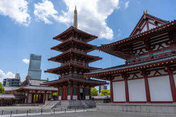 Obraz premium Main gate and pagoda of Shitenno-ji Temple in Osaka, Japan