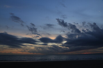 藤沢鵠沼海岸から夕方の海と雲の様子　夕景