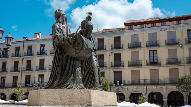 Plaza mayor de Zamora con la estatua de El Merlu  referente a la semana santa en la ciudad, Espa&ntilde;a