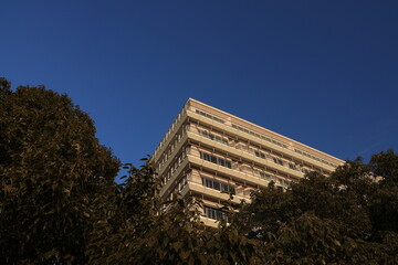 横浜労災病院ビルの外観　夕景