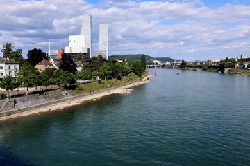 Der Rhein in Basel unter blauem Himmel