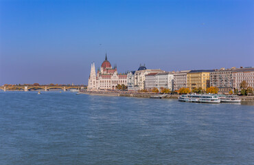 Obraz premium Parliament of Budapest seen over the Danube