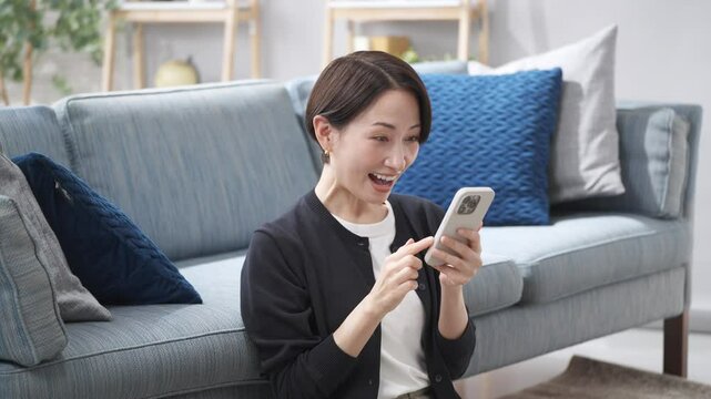 女性　スマートフォン　スマホ　ソファ