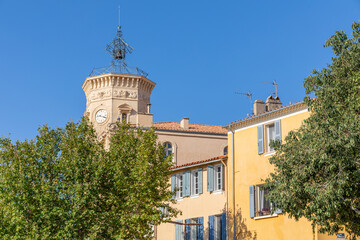 Façade ensoleillée du Musée Ciotaden et tour de l’horloge à La Ciotat, dans les Bouches-du-Rhône, France