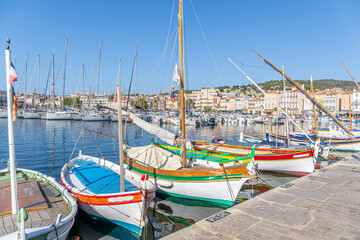 Matin lumineux sur le port de La Ciotat et ses bateaux, dans les Bouches-du-Rhône, France
