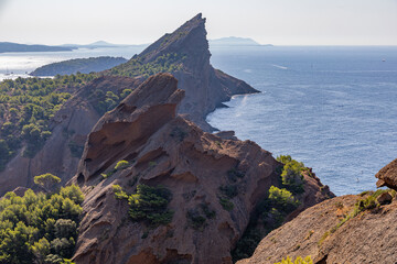Le Bec de l’Aigle vu depuis le belvédère de Notre-Dame-de-la-Garde, à La Ciotat, dans les Bouches-du-Rhône, France
