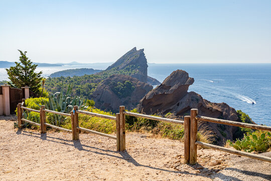 Le Bec de l&rsquo;Aigle vu depuis le belv&eacute;d&egrave;re de Notre-Dame-de-la-Garde, &agrave; La Ciotat, dans les Bouches-du-Rh&ocirc;ne, France