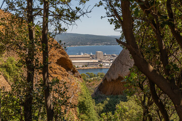 Vue sur les chantiers navals de La Ciotat depuis le Grand Belvédère du Parc du Mugel, à La Ciotat, dans les Bouches-du-Rhône, France