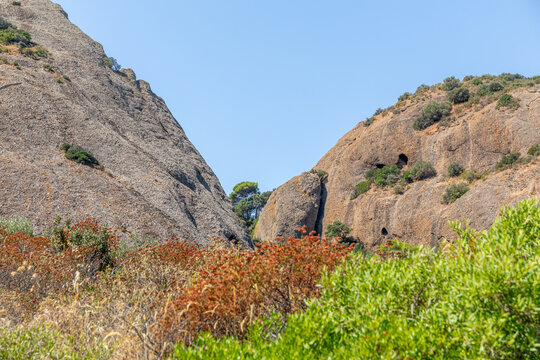 Chemin vers le Grand Belv&eacute;d&egrave;re dans le massif du Bec de l&rsquo;Aigle, depuis le Parc du Mugel, &agrave; La Ciotat, dans les Bouches-du-Rh&ocirc;ne, France