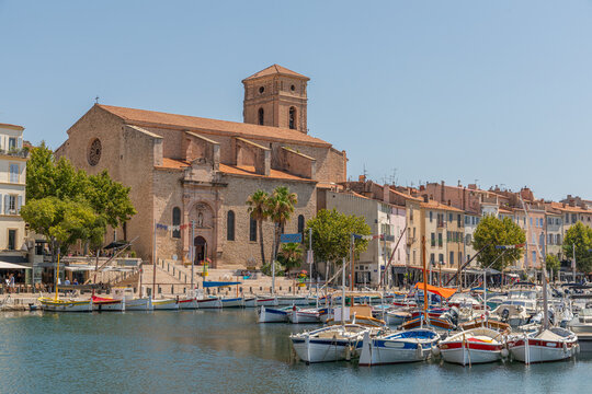 &Eacute;glise Notre-Dame-de-l&rsquo;Assomption et le vieux port de La Ciotat sous le soleil m&eacute;diterran&eacute;en, dans les Bouches-du-Rh&ocirc;ne, France