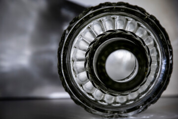 boca de botella de vidrio trasparente con dibujos variados para uso domestico 