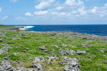波照間島の南部にある石灰岩の断崖が続く高那崎