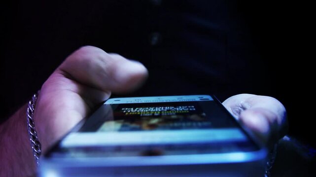 mano, telefono, telefonino, smartphone, scrolling, scorrere, applicazione,