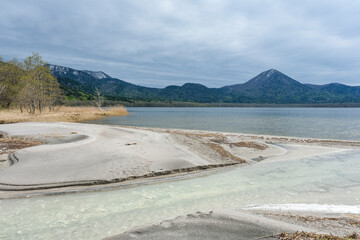 恐山の中心に位置する宇曽利湖