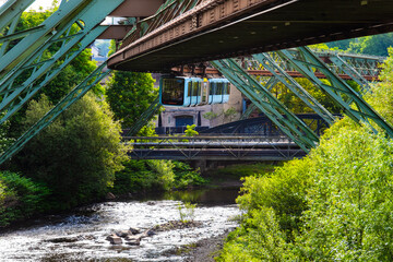 Die Wuppertaler Schwebebahn fährt durch ein historisches Stadtviertel und Industriegebiet in der...
