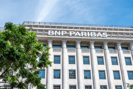 Paris, France - 29 mai 2025: Fa&ccedil;ade de l'immeuble abritant le si&egrave;ge social de BNP Paribas. BNP Paribas (BNPP) est une banque commerciale fran&ccedil;aise pr&eacute;sente dans 65 pays