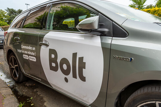Clamart, France - 21 mai 2025: Marquage 'Bolt' sur le c&ocirc;t&eacute; d'une voiture dans la rue. Bolt est une compagnie multinationale estonienne sp&eacute;cialis&eacute;e dans la mobilit&eacute; partag&eacute;e via une application