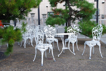 くつろげる白いテーブルと椅子